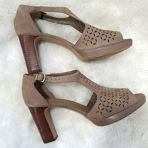 CLARKS TAN ARTISAN SANDALS WITH HEEL - Picture 5 of 5